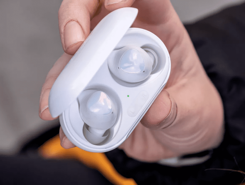 Samsung Galaxy Buds + (Plus) Най-добрите слушалки за iPhone Samsung Galaxy Buds + (Plus)